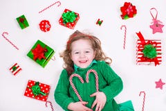 julflicka little öppningspresents royaltyfria bilder julflicka little öppningspresents royaltyfria bilder