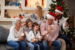 Julglädje i familjen royaltyfria bilder Julglädje i familjen royaltyfria bilder