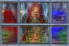 Julgran bak fönstret arkivfoto Julgran bak fönstret arkivfoto