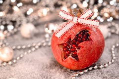 Julgranatäpple på tabellen som täckas med snö Selektivt fokusera arkivfoton Julgranatäpple på tabellen som täckas med snö Selektivt fokusera arkivfoton