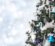 Julgranbakgrund och julpynt med snö, suddigt, gristra som glöder arkivfoto Julgranbakgrund och julpynt med snö, suddigt, gristra som glöder arkivfoto