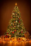 Julgranbelysning i natten, hänga för Xmas-garneringar royaltyfri bild Julgranbelysning i natten, hänga för Xmas-garneringar royaltyfri bild