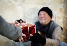Julgåva för hemlös man royaltyfria foton Julgåva för hemlös man royaltyfria foton