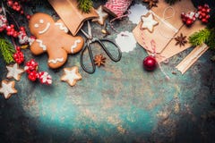 Julgåvainpackning med pepparkakamannen, stjärnakakor, sax och handgjorda kartonger på tappningbakgrund, bästa sikt Arkivbild Julgåvainpackning med pepparkakamannen, stjärnakakor, sax och handgjorda kartonger på tappningbakgrund, bästa sikt Arkivbild