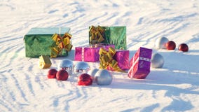 Julgåvor i ett fält på insnöat ett soligt, frostigt och klart väder utomhus arkivbild Julgåvor i ett fält på insnöat ett soligt, frostigt och klart väder utomhus arkivbild