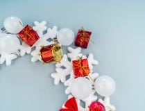 Julkranscirkel av dekorativa snöflingor på en blå bakgrund royaltyfri fotografi Julkranscirkel av dekorativa snöflingor på en blå bakgrund royaltyfri fotografi