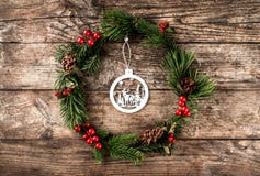 Julkransen av granfilialer, sörjer kottar, bär och garnering av trä på lantlig bakgrund Tema för Xmas och för lyckligt nytt år royaltyfri fotografi Julkransen av granfilialer, sörjer kottar, bär och garnering av trä på lantlig bakgrund Tema för Xmas och för lyckligt nytt år royaltyfri fotografi