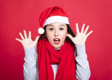 Julkvinna som bär den santa hatten och förvånar royaltyfria bilder Julkvinna som bär den santa hatten och förvånar royaltyfria bilder