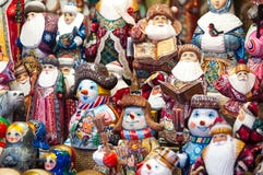 Julmarknad i den röda fyrkanten, Moskva Sale av berömda och populära sagatecken för leksaker, statyetter royaltyfri bild Julmarknad i den röda fyrkanten, Moskva Sale av berömda och populära sagatecken för leksaker, statyetter royaltyfri bild