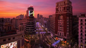 Julpynt och ljus i Madrid vid natt arkivfoto Julpynt och ljus i Madrid vid natt arkivfoto