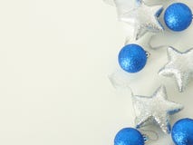 Julpyntblåttbollar och silverstjärnor Royaltyfri Foto Julpyntblåttbollar och silverstjärnor Royaltyfri Foto