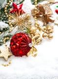 Julsammansättning med guld- garnering för röd bollund arkivbilder Julsammansättning med guld- garnering för röd bollund arkivbilder