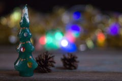 Julträd-stearinljus på bakgrunden av suddiga julljus arkivbilder Julträd-stearinljus på bakgrunden av suddiga julljus arkivbilder