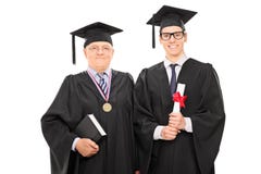 Jungakademiker, der mit dem Hochschuldekan aufwirft stockfotos Jungakademiker, der mit dem Hochschuldekan aufwirft stockfotos