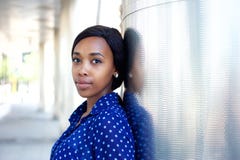 Junge Afrikaneramerika-Geschäftsfrau im blauen Hemd lizenzfreies stockfoto Junge Afrikaneramerika-Geschäftsfrau im blauen Hemd lizenzfreies stockfoto