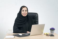 Junge arabische Geschäftsfrau, die im Büro arbeitet lizenzfreie stockbilder Junge arabische Geschäftsfrau, die im Büro arbeitet lizenzfreie stockbilder