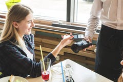 Junge attraktive Frau, die im Caf? mit kontaktloser Smartphonezahlung zahlt lizenzfreie stockfotografie Junge attraktive Frau, die im Caf? mit kontaktloser Smartphonezahlung zahlt lizenzfreie stockfotografie