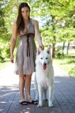 Junge attraktive kaukasische Frau mit ausdrucksvollem Hund der großen Schweizer Schäferzucht im grünen Park Schönes weibliches un stockfoto Junge attraktive kaukasische Frau mit ausdrucksvollem Hund der großen Schweizer Schäferzucht im grünen Park Schönes weibliches un stockfoto