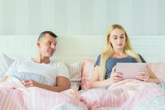 Junge attraktive Paare im Bett Frau, die digitale Tablette verwendet stockbilder Junge attraktive Paare im Bett Frau, die digitale Tablette verwendet stockbilder