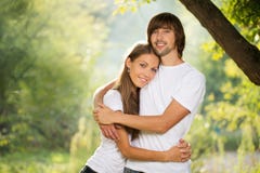 Junge attraktive Paare zusammen draußen stockbild Junge attraktive Paare zusammen draußen stockbild