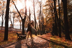 Junge Ballerina tanzt in den Herbstpark morgens lizenzfreies stockbild Junge Ballerina tanzt in den Herbstpark morgens lizenzfreies stockbild