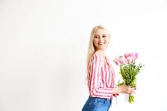 Junge Blondine in den Mutterjeans und Ernteim spitzenhemdholdingblumenstrau? von Tulpen lizenzfreie stockbilder Junge Blondine in den Mutterjeans und Ernteim spitzenhemdholdingblumenstrau? von Tulpen lizenzfreie stockbilder