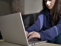 Junge brunette Freiberuflerarbeiten beim zu Hause sitzen lizenzfreies stockfoto Junge brunette Freiberuflerarbeiten beim zu Hause sitzen lizenzfreies stockfoto