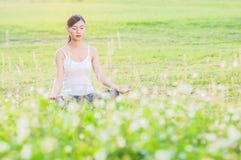 Junge Dame, die Yogaübung Bereich des grünen Feldes im im Freien zeigt die Ruhe ruhig im Meditationsverstand tut lizenzfreie stockbilder Junge Dame, die Yogaübung Bereich des grünen Feldes im im Freien zeigt die Ruhe ruhig im Meditationsverstand tut lizenzfreie stockbilder