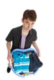Junge, der einen Korb von Kleidung anhält lizenzfreie stockfotografie Junge, der einen Korb von Kleidung anhält lizenzfreie stockfotografie