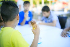 Junge, der seine Eiscreme isst lizenzfreie stockfotos Junge, der seine Eiscreme isst lizenzfreie stockfotos