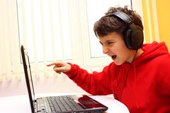 Junge, der Spiel spielt lizenzfreies stockfoto Junge, der Spiel spielt lizenzfreies stockfoto