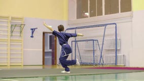 Junge in der traditionellen kämpfenden Kleidung wushu Übungen ausbildend stock video Junge in der traditionellen kämpfenden Kleidung wushu Übungen ausbildend stock video