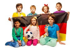Junge deutsche Fußballspieler mit einem Cup und einem Ball stockfotos Junge deutsche Fußballspieler mit einem Cup und einem Ball stockfotos