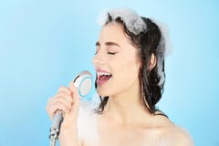 Junge Dusche nehmende und singende Frau Stockfoto Junge Dusche nehmende und singende Frau Stockfoto