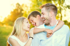 Junge Familie, die Spaß draußen hat stockfoto Junge Familie, die Spaß draußen hat stockfoto