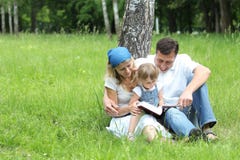 Junge Familie, welche die Bibel liest stockfotografie Junge Familie, welche die Bibel liest stockfotografie