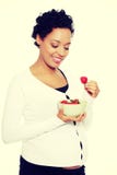 Junge Frau Beautifyl, die Erdbeeren isst lizenzfreies stockfoto Junge Frau Beautifyl, die Erdbeeren isst lizenzfreies stockfoto
