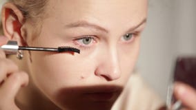 Junge Frau bildet ihre Augen. stock video footage Junge Frau bildet ihre Augen. stock video footage