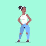Junge Frau in der zufälligen Kleidung, welche Mädchenaufstellung der weiblichen Zeichentrickfilm-Figur des Afroamerikaners der Ha stock abbildung Junge Frau in der zufälligen Kleidung, welche Mädchenaufstellung der weiblichen Zeichentrickfilm-Figur des Afroamerikaners der Ha stock abbildung