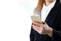 Junge Frau des Geschäfts, die schwarze Anzugsstellung unter Verwendung des intelligenten Mobiltelefons sendet Mitteilung oder sen stockfotografie Junge Frau des Geschäfts, die schwarze Anzugsstellung unter Verwendung des intelligenten Mobiltelefons sendet Mitteilung oder sen stockfotografie