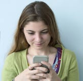 Junge Frau, die den Handy verwendet lizenzfreies stockbild Junge Frau, die den Handy verwendet lizenzfreies stockbild
