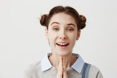 Junge Frau, die den Positiveness und Glück zusammen stehen mit Palmen über weißem Hintergrund ausdrückt Brunette offen stockbilder Junge Frau, die den Positiveness und Glück zusammen stehen mit Palmen über weißem Hintergrund ausdrückt Brunette offen stockbilder