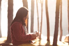 Junge Frau, die ein Buch im Naturpark mit Frische liest lizenzfreie stockbilder Junge Frau, die ein Buch im Naturpark mit Frische liest lizenzfreie stockbilder