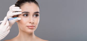 Junge Frau, die Gesichtsschönheitseinspritzung, Panorama erhält stockfotos Junge Frau, die Gesichtsschönheitseinspritzung, Panorama erhält stockfotos