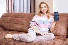 Junge Frau, die Handy darstellt stockfotografie Junge Frau, die Handy darstellt stockfotografie