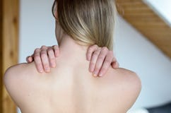 Junge Frau, die ihre bloßen Schultern reibt stockbild Junge Frau, die ihre bloßen Schultern reibt stockbild