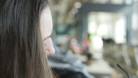 Junge Frau, die im Spiegel schaut und ihr Haar korrigiert Nahes hohes der Haarpflege stock footage Junge Frau, die im Spiegel schaut und ihr Haar korrigiert Nahes hohes der Haarpflege stock footage