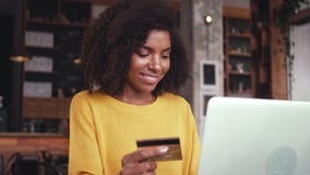 Junge Frau, die online auf Laptop mit Kreditkarte kauft stock video footage Junge Frau, die online auf Laptop mit Kreditkarte kauft stock video footage