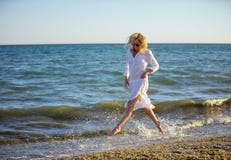 Junge Frau, die Spaß auf Strand hat stockfotografie Junge Frau, die Spaß auf Strand hat stockfotografie