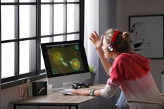 Junge Frau, die Videospiel spielt stockfoto Junge Frau, die Videospiel spielt stockfoto